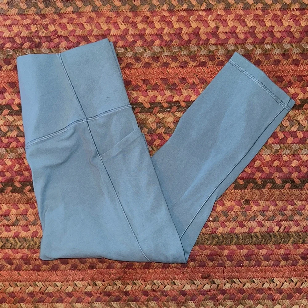 ATHLETA LIGHT BLUE SALUTATION STASH SIDE POCKET LEGGINGS CROP CAPRI II